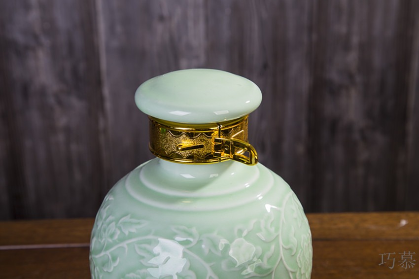 Qiao mu jingdezhen three catties ceramic bottle wine bottle waxberry wine bottle green glaze anaglyph bound branches