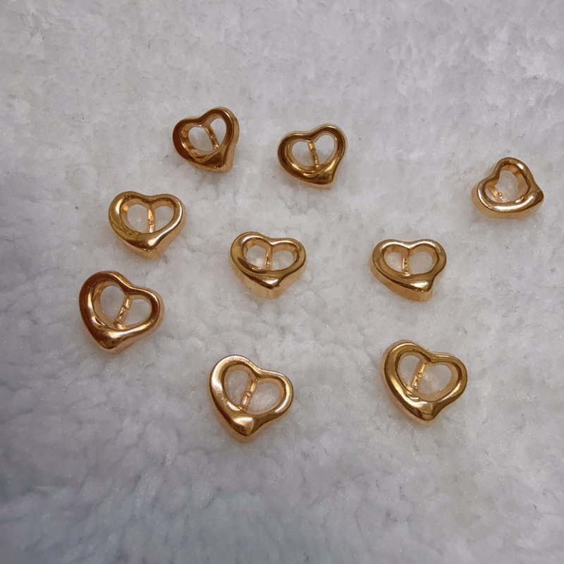 Exquisitely Designed Fashionable Heart-Shaped Metal Buttons for Shirts, Cardigans, and Knitwear Decoration