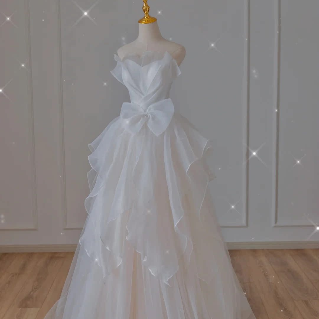 Han-style minimalist light wedding dress 2021 new brides go out to greet guests on the Chested Lawn Wedding