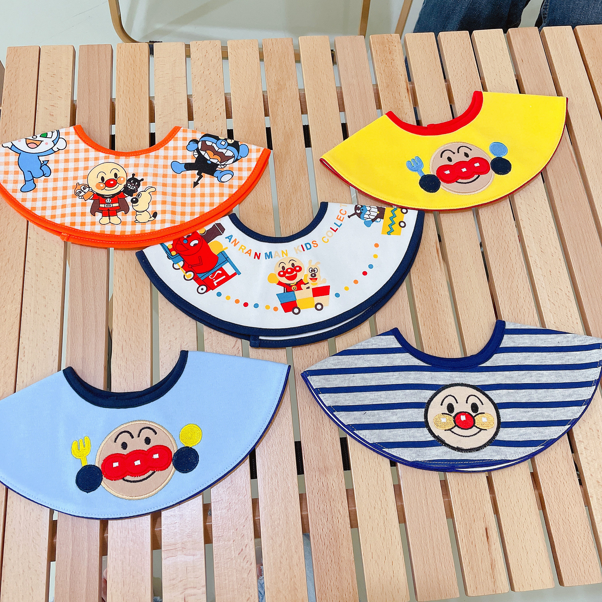 Anpanman saliva towel baby eating bib bib multi-functional Velcro protective cloak