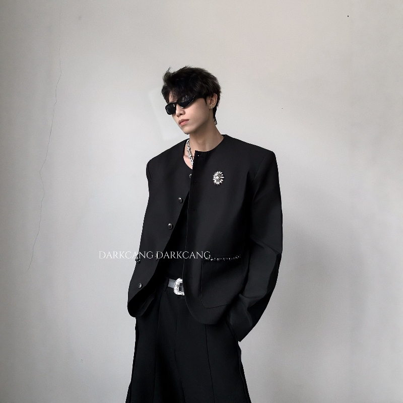 Heican Society/Light Luxury Metal Brooch Design Collarless Padded Shoulder Jacket for Men, Autumn Short Cleanfit Jacket