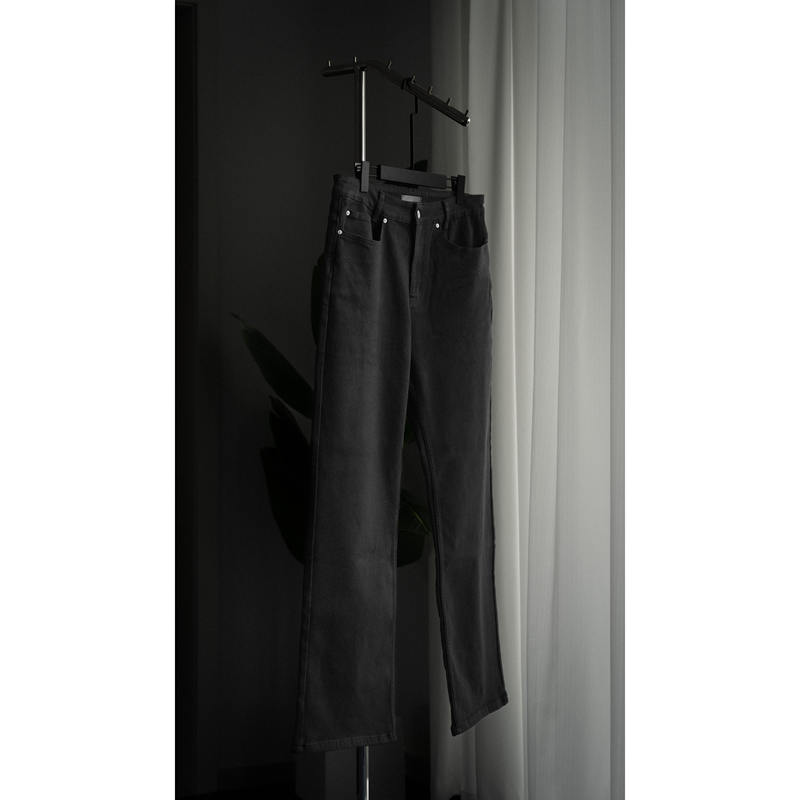 Eoh'Nox' Fitted Micro-Stretch Black Denim Jeans That Are Not Easy to Fade