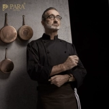 Чеф -повар обслуживает мужское длинное -насыщенные осенние и зимние отели магазин пирог в пекарне ресторан ресторан ресторан кухонный шеф -повар