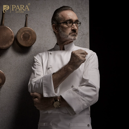 Чеф -повар обслуживает мужское длинное -насыщенные осенние и зимние отели магазин пирог в пекарне ресторан ресторан ресторан кухонный шеф -повар