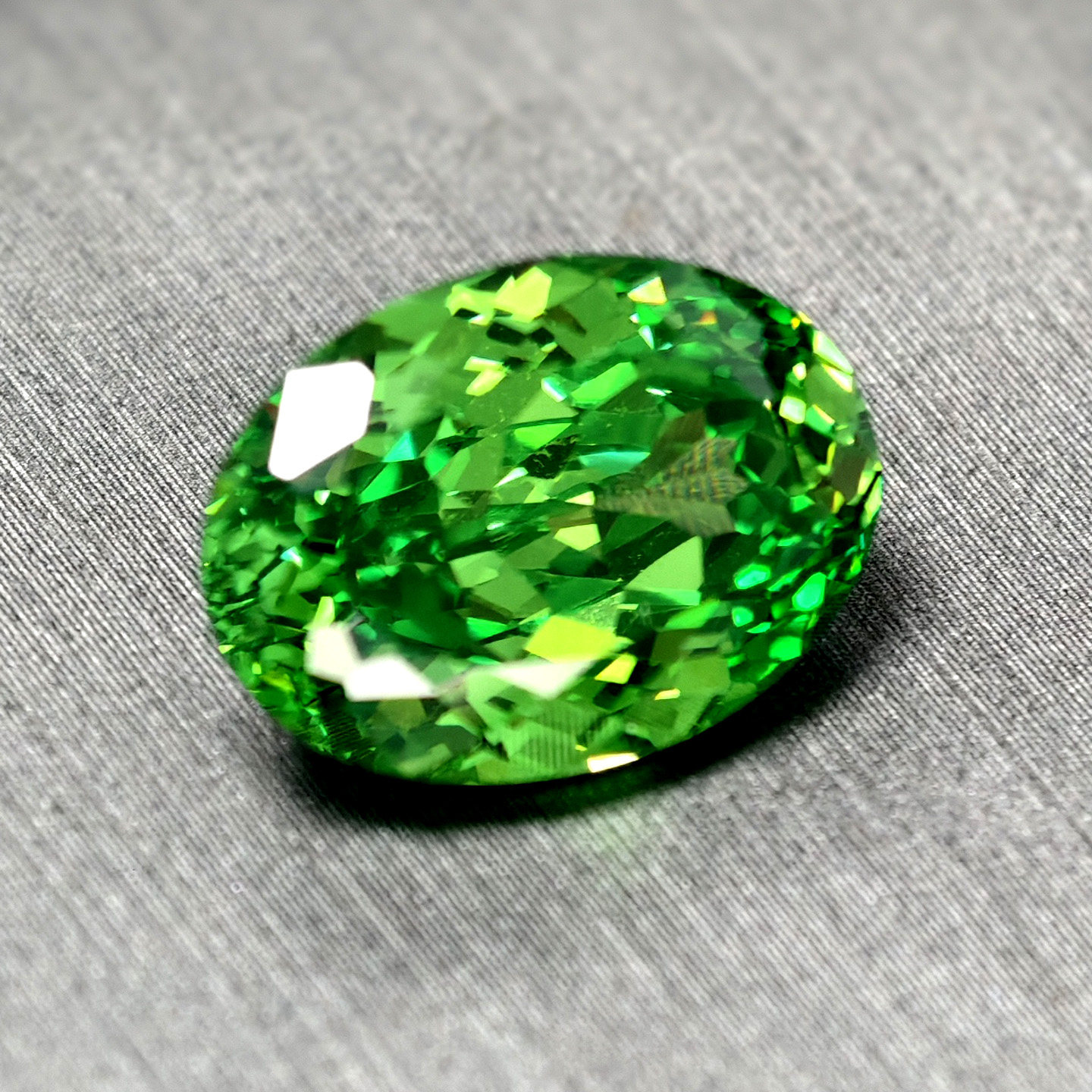 宝煌珠宝1.08ct薄荷绿沙弗莱裸石，适合2026年珠宝定制潮流吗？