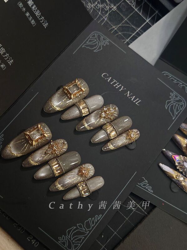 Handmade Nail Art for Cool Girls: Divine Light Handmade Nail Pieces, Cool Cat Eye Manicure, Dark Style, Brightening Effect, European and American High-End