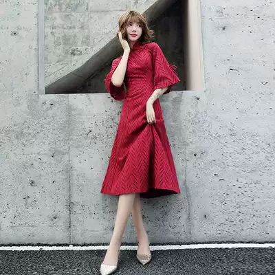 Lace toast, the bride can usually wear a summer back wedding dress, wine red engagement dress, small man