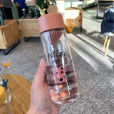 Симпатичная мультипликация маленькая мини -мужская чашка мужчина портативная пластиковая пластиковая бутылка для воде для взрослой спортивной студент