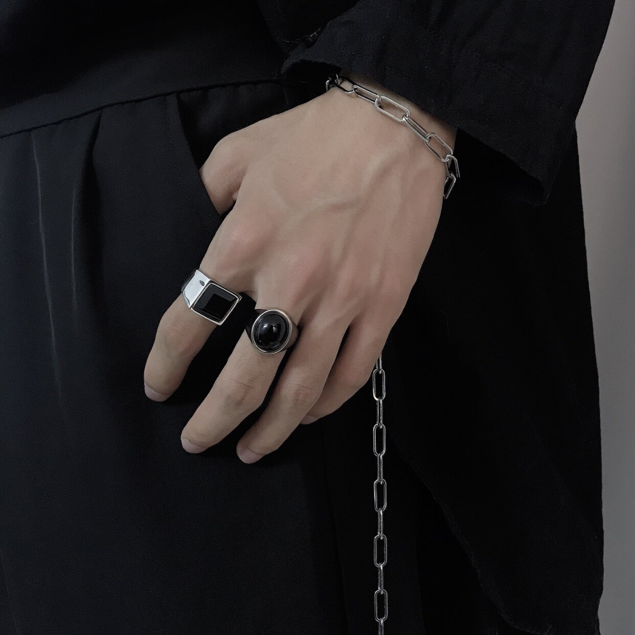 Japan and South Korea Dongdaemun Internet celebrity INS style same style simple and versatile cold style black gemstone titanium steel ring men and women trendy