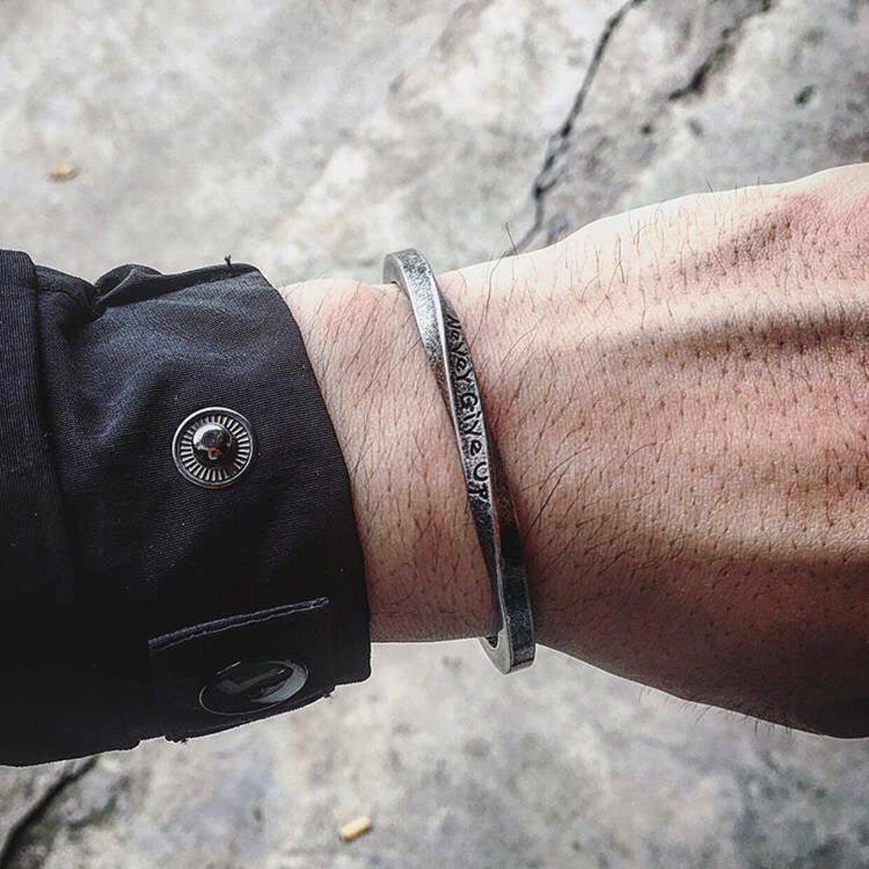 Mobius bracelet European and American wind fashion bracelet titanium steel male and female bracelet personality lovers rough wheel backhand ring 