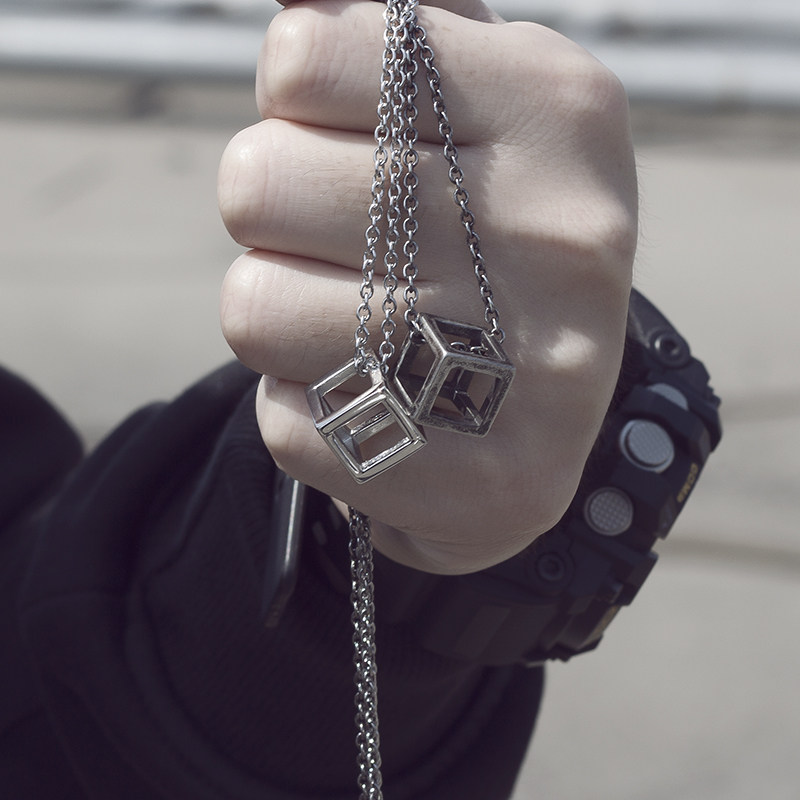 European Europe Tide Card Retro Quad Tridimensional Pendant Men and women Necklace Personality Couple Minimalist Sweater Necklace  