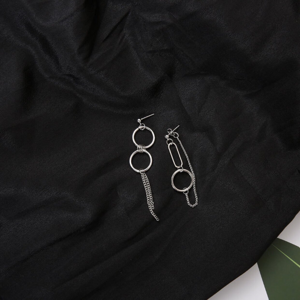 European and American original original Cebu Wind Brief Chain Asymmetrical Earrings Street Retro Wind and Identical Ear Spikes 