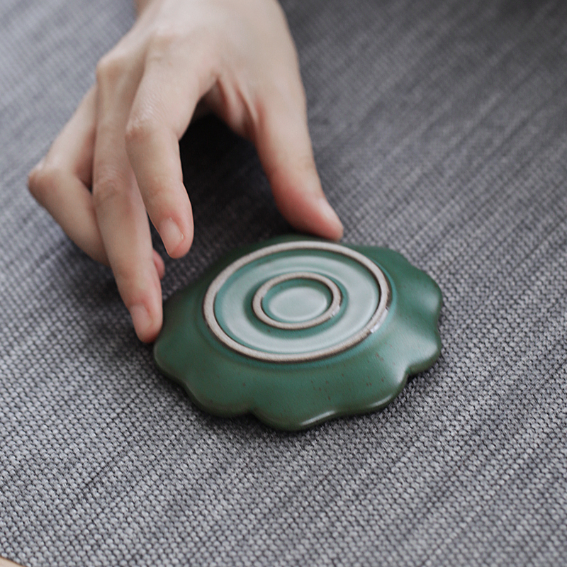 TaoZi pattern porcelain teacup pad Japanese tea taking accessories of black ceramic kung fu tea cup insulation pad