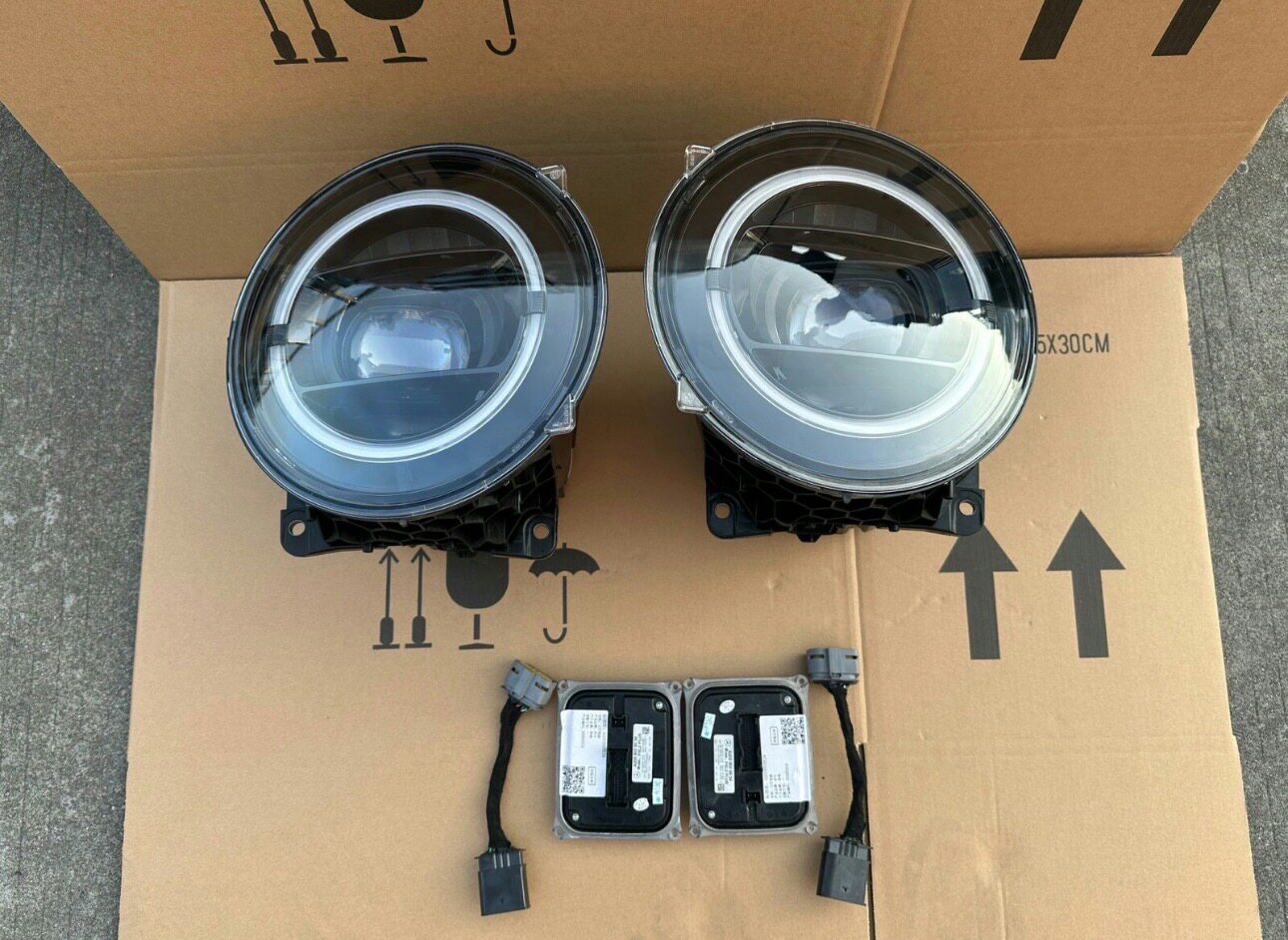 2026年升级奔驰G级大灯,熏黑暗夜几何款真的值得换吗?