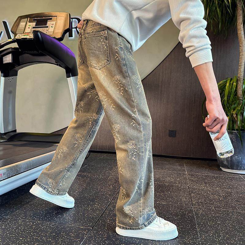 アメリカのハイストリートブランドが手掛ける、スタイリッシュで洗練されたメンズストレートレッグジーンズ。ジャカード織りの総柄プリントと、ややフレアしたデザインが特徴です。