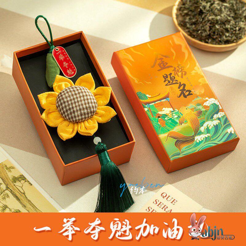 Sunflower Pendant That Won First Prize in One Fell Swoop, Gift Box for Passing the High School and College Entrance Exams, Graduation Ceremony Gift with Good Meaning Sunflower Pendant That Won First Prize in One Fell Swoop, Gift Box for Passing the High School and College Entrance Exams, Graduation Ceremony Gift with Good Meaning