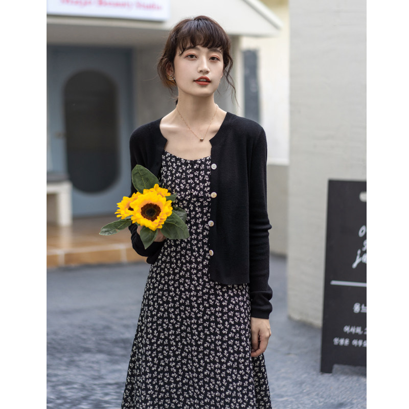 Autumn thin knitted cardigan female V-neck top short black small jacket 2022 new sunscreen shirt air-conditioning shirt