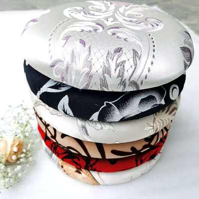 The plastic round stool panel cushion is made of colored eight-hole leather and thickened fabric soft surface. The diameter of the round seat is 29CM