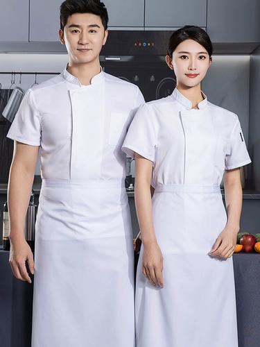 Высокая рабочая одежда шеф -повара в летнем короткометражном воздушном воздухе.