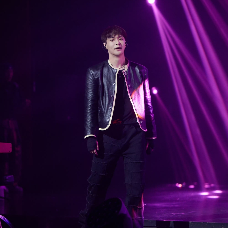 Zhang Yixing Style Black Single-Breasted Short Leather Jacket for Spring and Autumn, Slim Fit, Trendy and Fashionable, Collarless Outerwear Zhang Yixing Style Black Single-Breasted Short Leather Jacket for Spring and Autumn, Slim Fit, Trendy and Fashionable, Collarless Outerwear