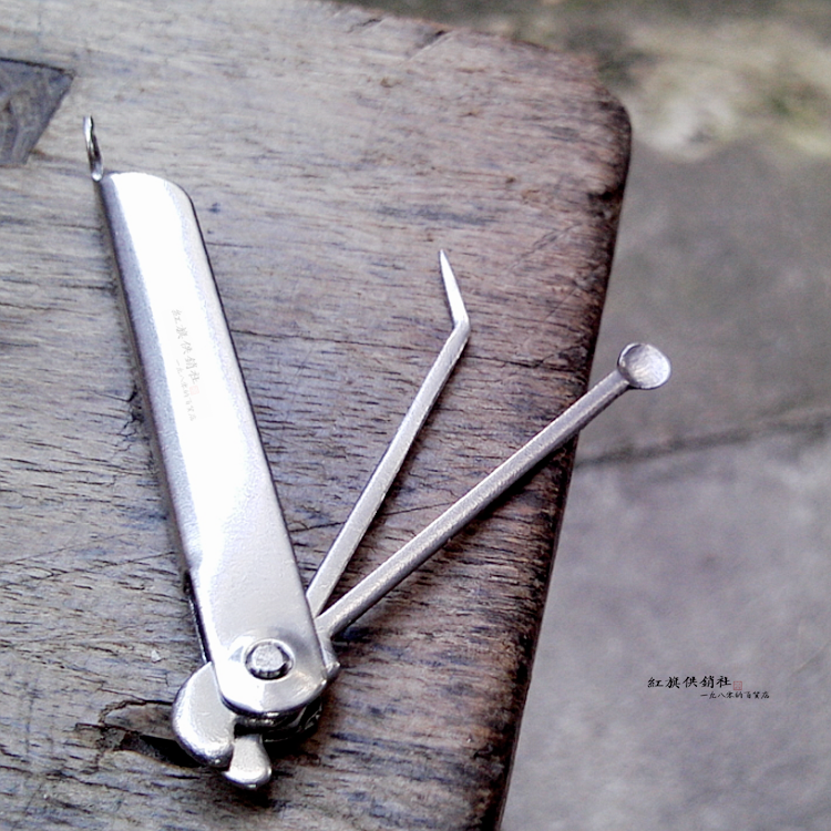 (Childhood Memories) 88 years left and right folding ear spoons thin sides iron-made ear spoons ` The details of the stick are rough