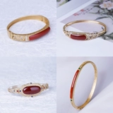 Натуральная агатовая вишнево-красная инкрустация камня, золото 750 пробы