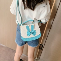 Синий кролик с бабочкой