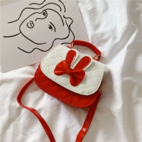 Красный кролик с бабочкой