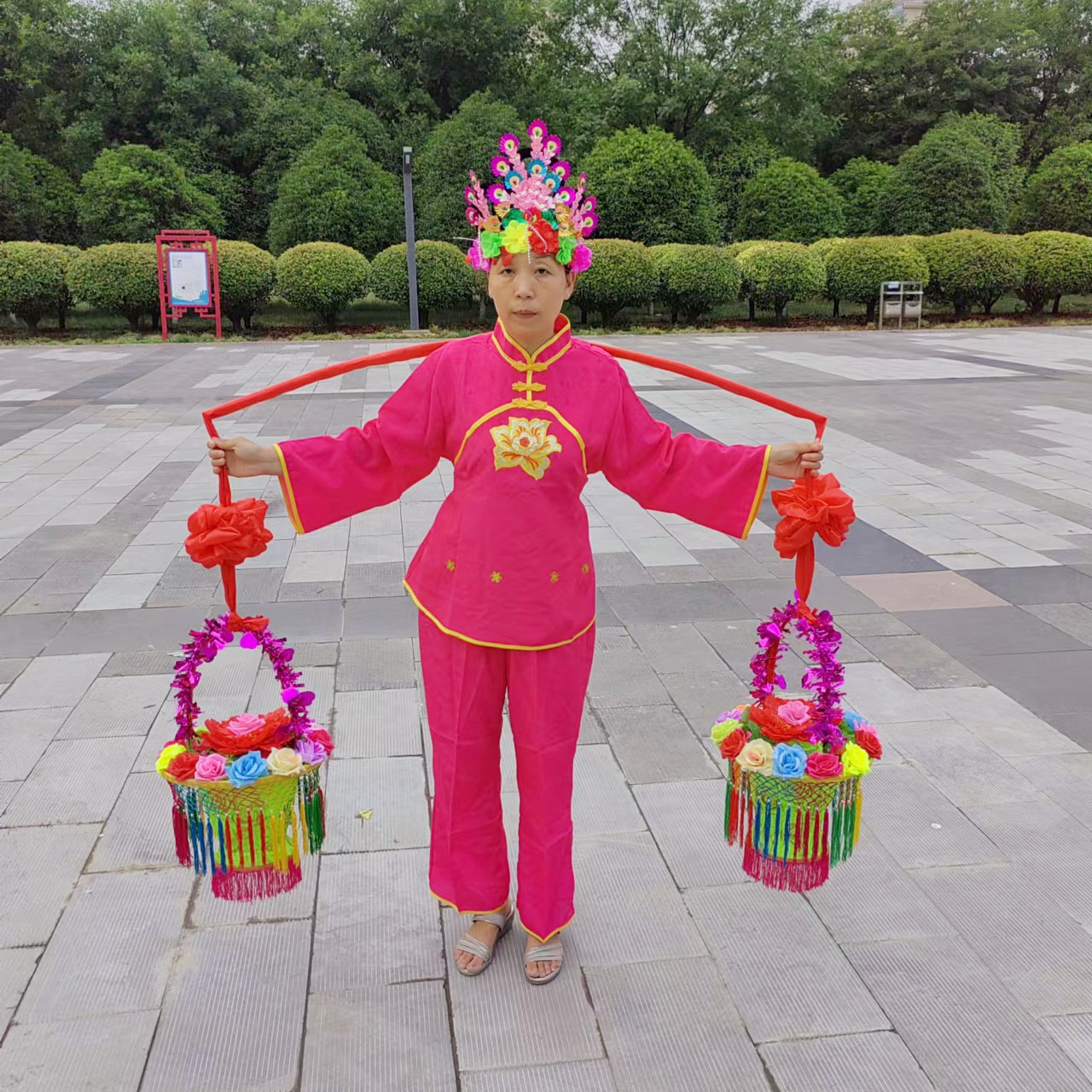Dance flower basket Yaking dance flowers pick stage theatre theatre flower basketball blossom brass pick up props