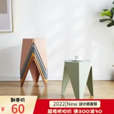 Северные креативные пластиковые табуретки Простые и современные квадратные стульчики в гостиной могут складывать толстые пищевые стулья. Сеть красная домохозяйственная скамья высокая скамейка