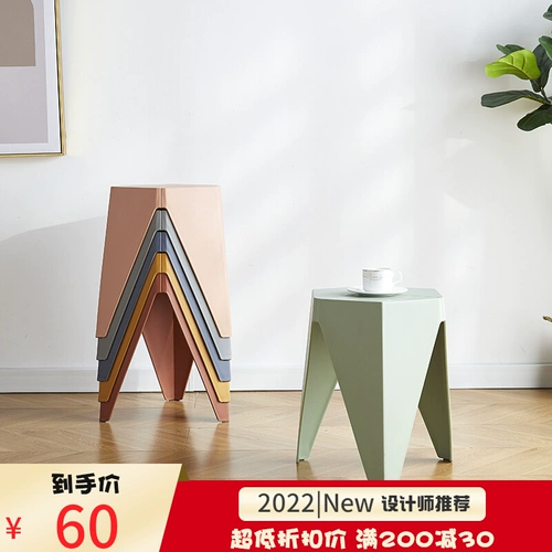 Северные креативные пластиковые табуретки Простые и современные квадратные стульчики в гостиной могут складывать толстые пищевые стулья. Сеть красная домохозяйственная скамья высокая скамейка