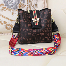 2021 new versatile temperament casual Net red ins small bag bucket bag bucket bag wide shoulder strap shoulder bag retro womens bag