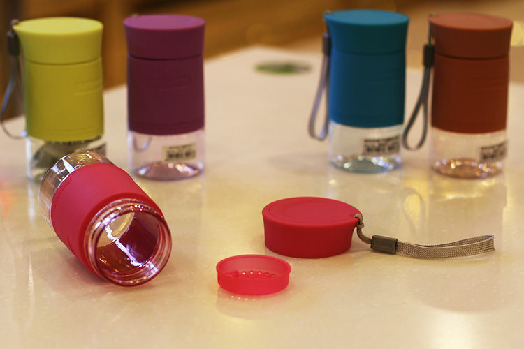 Tuyệt vời ion âm rò rỉ cốc sinh viên silicone tay cốc nước nhựa cầm tay chai nhỏ dung tích thể thao chai ly nhựa uống nước