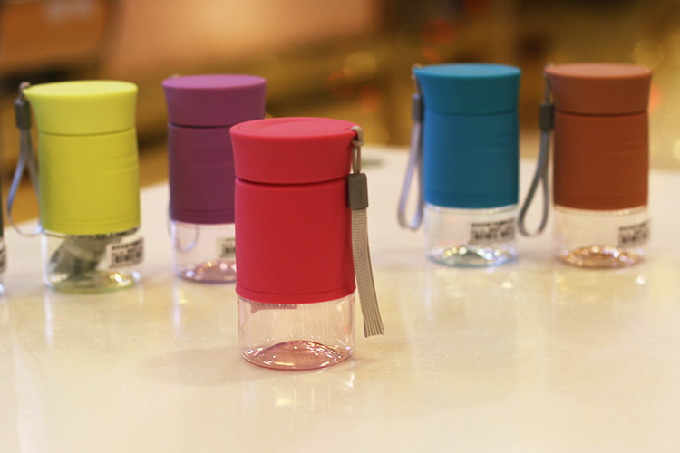 Tuyệt vời ion âm rò rỉ cốc sinh viên silicone tay cốc nước nhựa cầm tay chai nhỏ dung tích thể thao chai ly nhựa uống nước