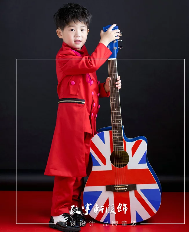 Cậu bé Trịnh Vũ Xuân phù hợp với bộ đồ biểu diễn bộ đồ trẻ em phù hợp với cậu bé hoa Anh trang phục piano đỏ vest bé trai model hàn quốc