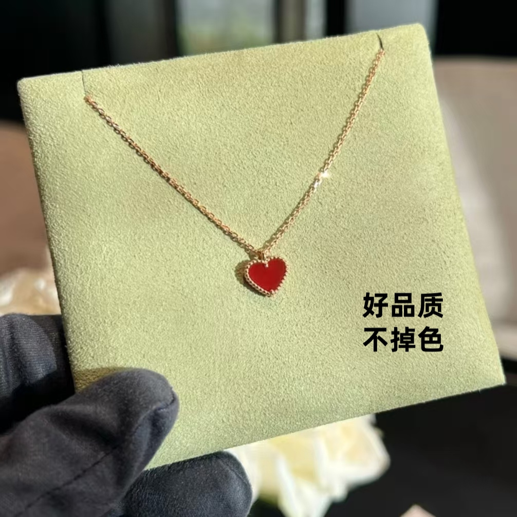 色あせせず、お風呂でも着用可能、絶妙でファッショナブル、用途が広く、ニッチな気質のピーチハートペンダント、女性用の赤いハート型の愛のネックレス