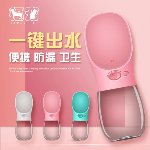 Собаки из чайников, вода, вода, вода, питьевая вода, домашняя кошка, плюшевые с портативной портативной бутылкой с водой на открытых продуктах.