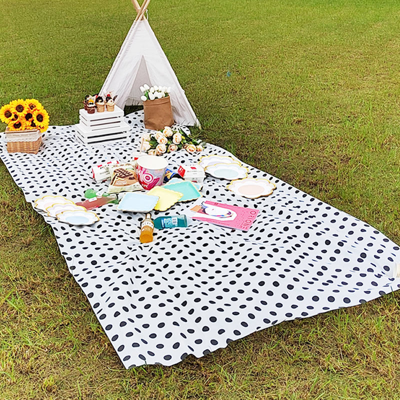 Disposable picnic pad thickens outdoor picnic picnic water and easy to use, throw camp moisture-proof plastic tablecloth