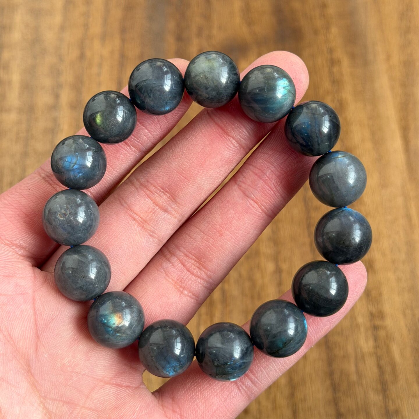 天然ラブラドライト、悪魔のような黒地の青みがかったグレーのムーンストーンを使用した、女性用シングルストランドブレスレットの工場在庫一掃セール。