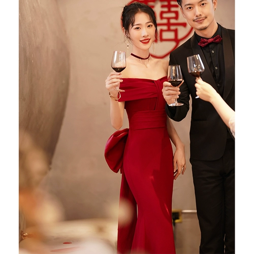 Длинное бордовое вечернее платье для невесты, длина макси, облегающий крой, открытые плечи