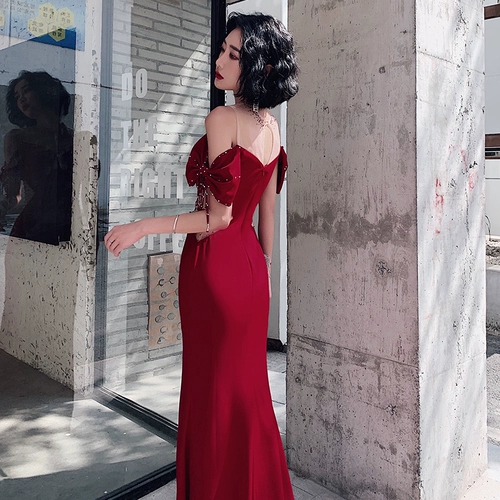 Вечернее платье, бордовый пуховик, цветная сексуальная юбка, крой «рыбий хвост», яркий броский стиль