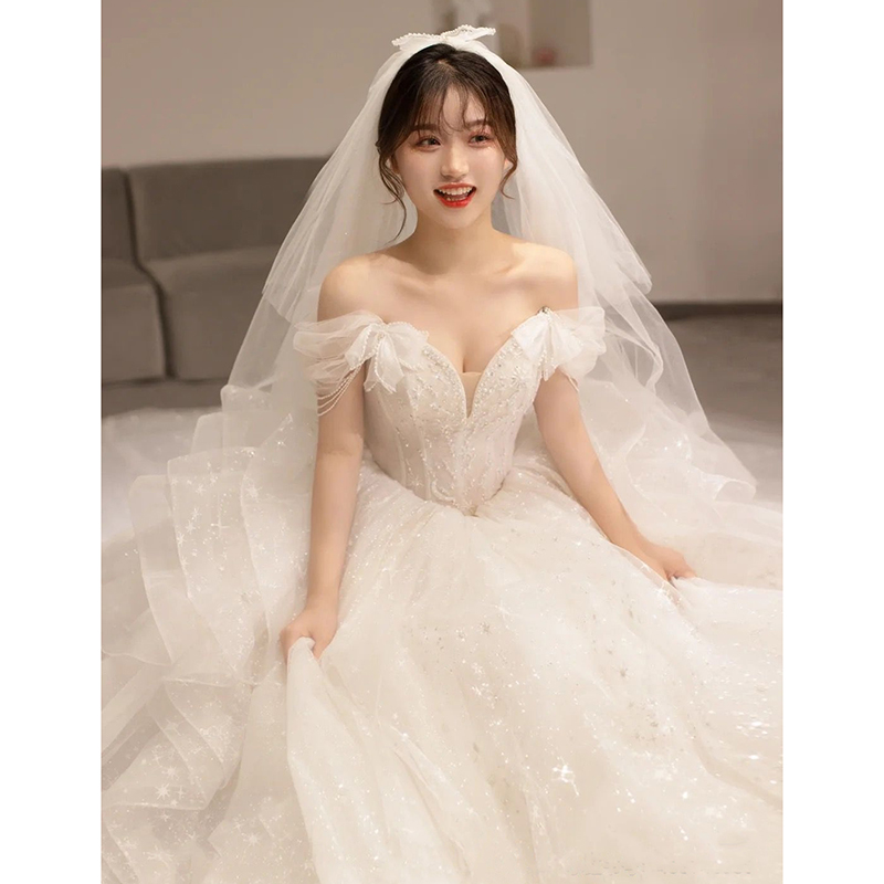 One -shoulder French light wedding dress 2022 new bride main yarn high -level sense V -neck retro small pregnant woman dragging tail One -shoulder French light wedding dress 2022 new bride main yarn high -level sense V -neck retro small pregnant woman dragging tail