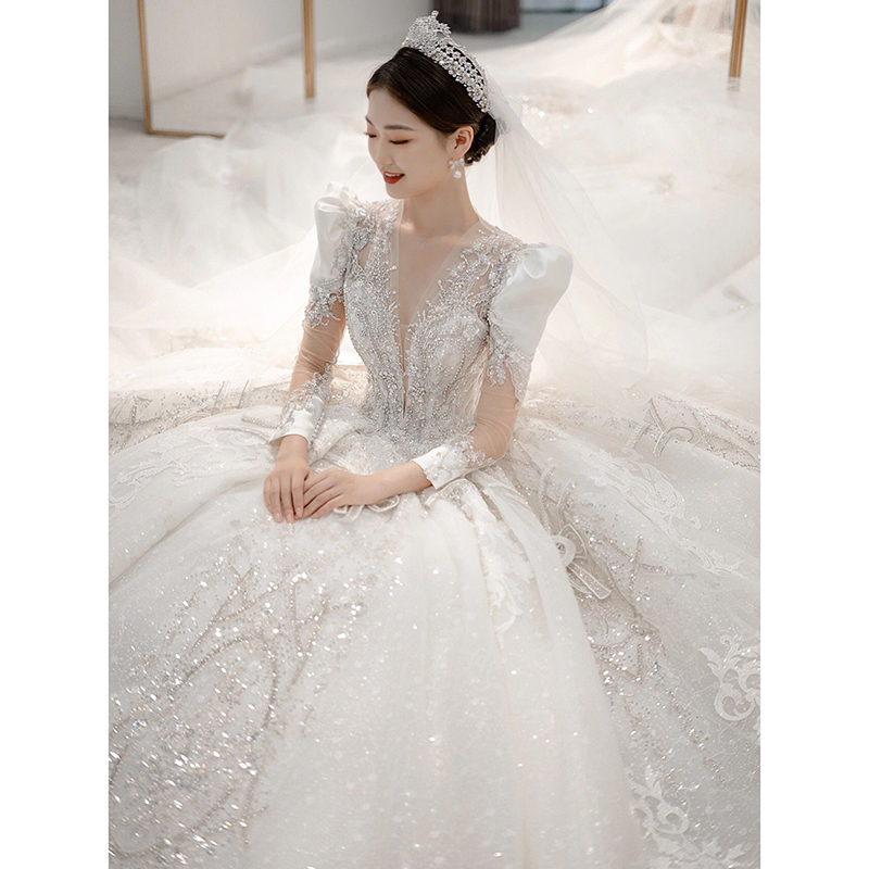 High -end wedding dresses 2023 new bride little people in the princess princess, the heavy work V -neck French retro, long tail High -end wedding dresses 2023 new bride little people in the princess princess, the heavy work V -neck French retro, long tail