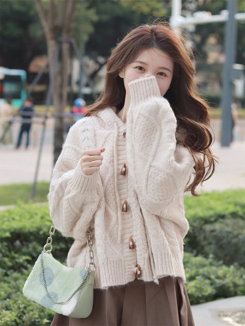 Sweater coat ຂອງແມ່ຍິງພາກຮຽນ spring ແລະດູໃບໄມ້ລົ່ນ twist horn ປຸ່ມ cardigan ສີຂາວ hooded sweater ສູງທີ່ສຸດແນວໂນ້ມດ້ານເທິງອ່ອນ.