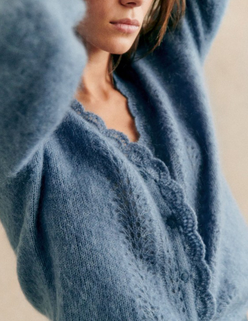 スポットライトラグジュアリーヘイズブルーモヘアカーディガン23年秋冬クロシェフラワーVネック花びら中空バブルスリーブセーター女性