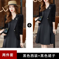 Пиджак классического кроя, черная юбка