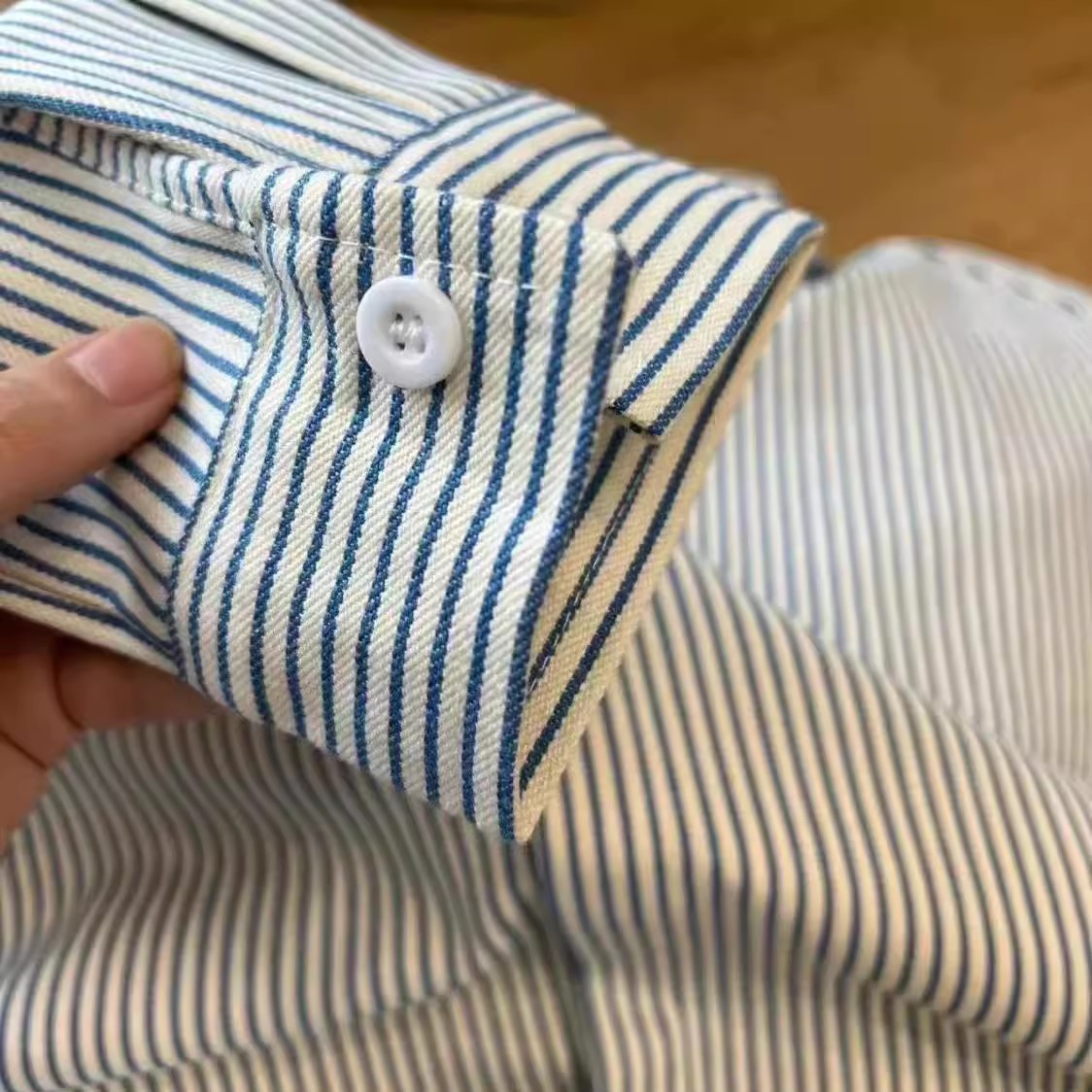 ストライプチェック柄シャツジャケット女性春秋 2024 新しい女性のデザインシャツルーズ長袖カップルトップ