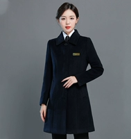 Темно -синяя женщина с секретной дверью