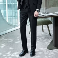 Черные штаны Человек в пальто