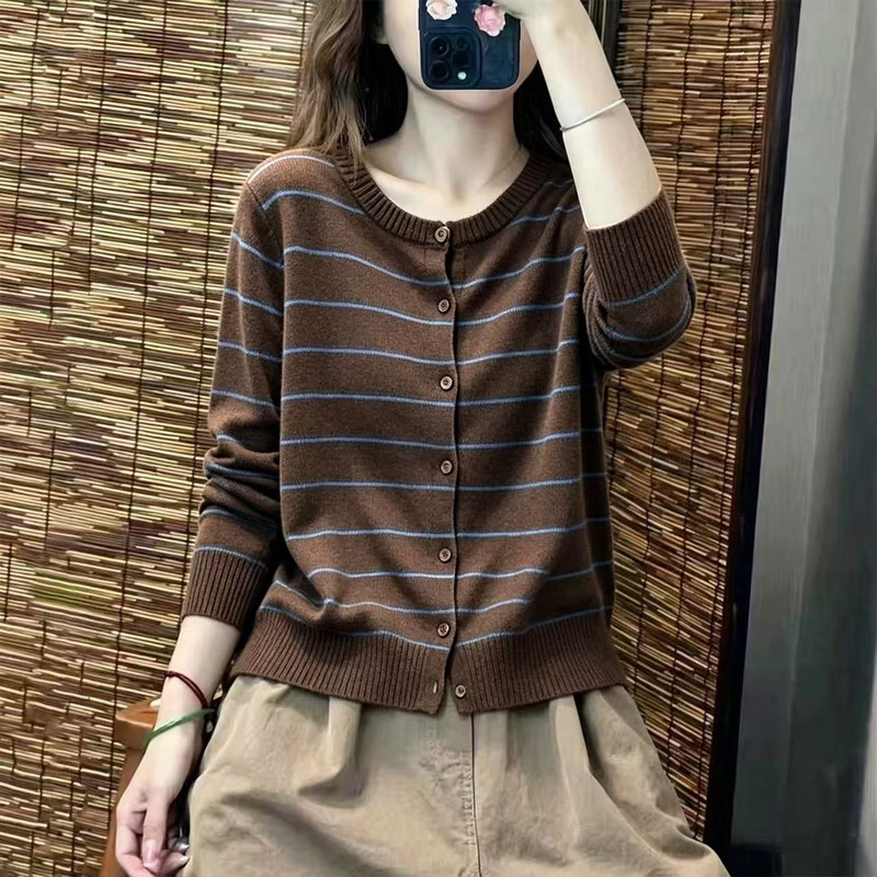 American Retro Coffee-Colored Striped Knit Cardigan for Women, Early Autumn Casual and Lazy Style Top with a Sense of Design, Color-Blocking and Versatile American Retro Coffee-Colored Striped Knit Cardigan for Women, Early Autumn Casual and Lazy Style Top with a Sense of Design, Color-Blocking and Versatile